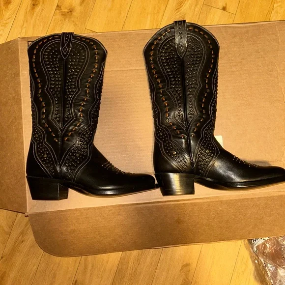 Beautiful,stunning Frye black boots with gorgeous studs on them zipper on side - Picture 3 of 10